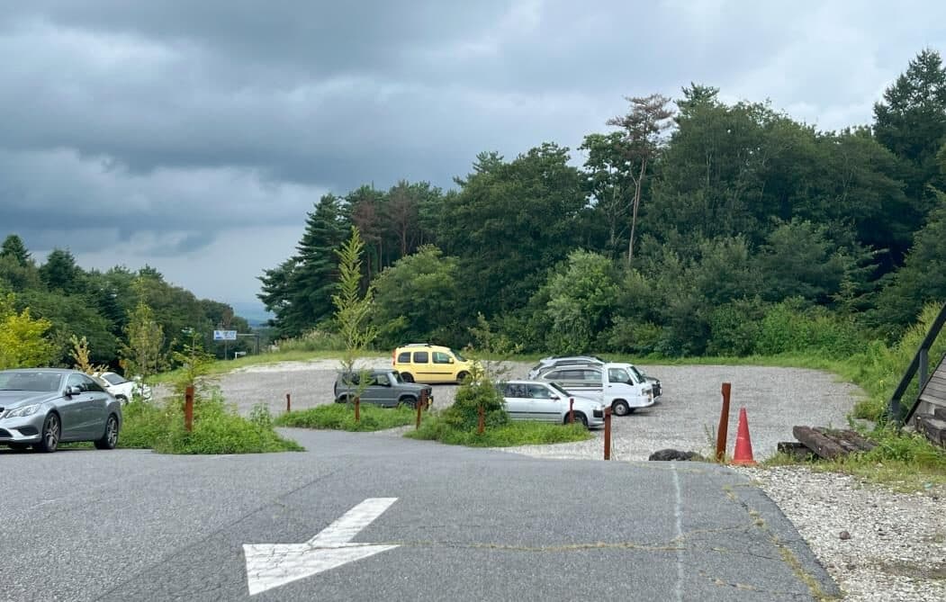 建物前に広がる駐車場と森